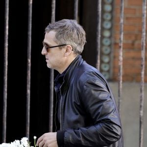 Guillaume Canet - Arrivées aux obsèques de Nadia Farès en l'église Saint-Jean-de-Montmartre à Paris, le 24 avril 2026. N.Farès est décédée le 17 avril 2026 quelques jours après un "incident cardiaque" survenu le 12 avril 2026 dans la piscine du complexe sportif, Blanche (9ème).
