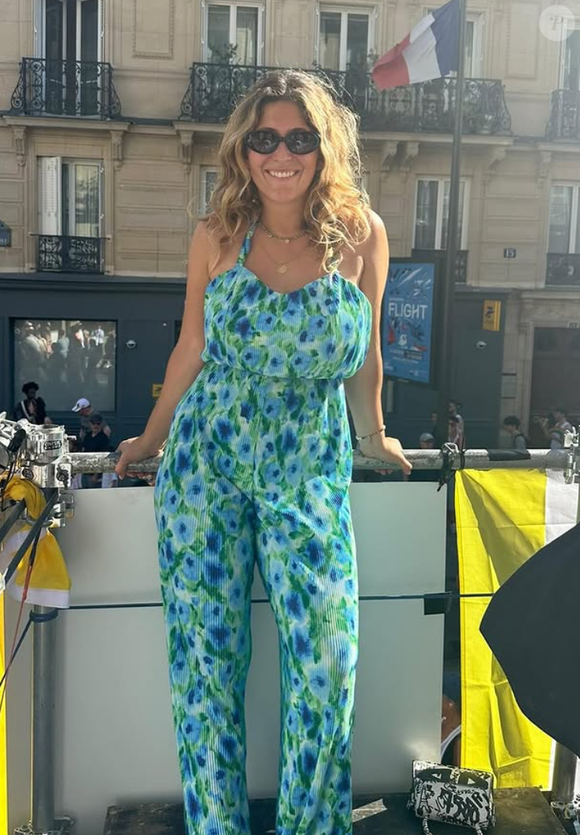 Flora Ghebali, fille de Daniela Lumbroso et Eric Ghebali, est chroniqueuse télé et enceinte de son premier enfant.