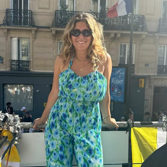 Flora Ghebali, fille de Daniela Lumbroso et Eric Ghebali, est chroniqueuse télé et enceinte de son premier enfant.