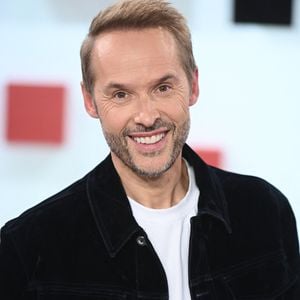 "C'est une fierté parce que je me lève à 3h30, je bois un café et je ne mange rien. J'arrive sur le plateau, on nous met sous le nez des croissants, des pains au chocolat et des brioches, mais je ne craque pas !"
Exclusif - Damien Thevenot lors de l'enregistrement de l'émission Vivement Dimanche, au studio Rive gauche, à Paris, France, le 22 octobre 2025, présentée par M.Drucker, diffusée sur France 3 le 16 novembre 2025. © Guillaume Gaffiot/Bestimage