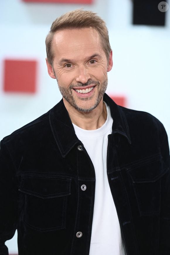 "C'est une fierté parce que je me lève à 3h30, je bois un café et je ne mange rien. J'arrive sur le plateau, on nous met sous le nez des croissants, des pains au chocolat et des brioches, mais je ne craque pas !"

Exclusif - Damien Thevenot lors de l'enregistrement de l'émission Vivement Dimanche, au studio Rive gauche, à Paris, France, le 22 octobre 2025, présentée par M.Drucker, diffusée sur France 3 le 16 novembre 2025. © Guillaume Gaffiot/Bestimage