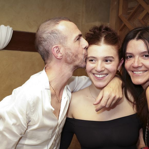 Exclusif - No Tabloids - Nina Maurici, fille de Calogero et d’Hortense d’Esteve fait son premier live Chez Monsieur Aristide à Montmartre, Paris le 19 juin 2025. © Jack Tribeca / Bestimage