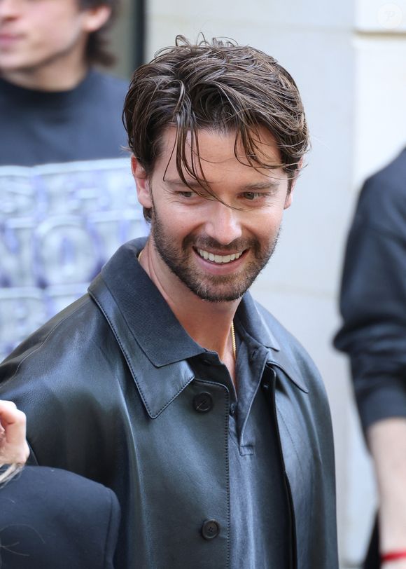Patrick Schwarzenegger - Arrivées au défilé Balenciaga Collection Haute Couture Automne/Hiver 2025-2026 lors de la Fashion Week de Paris (PFW), le 9 juillet 2025. 
© Denis Guignebourg / Bestimage
