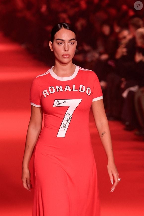 Georgina Rodriguez a rendu hommage à son petit ami footballeur Cristiano Ronaldo lors du défilé Vetements Womenswear Automne/Hiver 2024-2025 pendant la semaine de la mode à Paris le vendredi 1er mars 2024. L'influenceuse, âgée de 30 ans, portait une robe rouge sur laquelle figuraient le chiffre sept sur le devant et le nom de famille de son partenaire. Photo  ABACAPRESS.COM