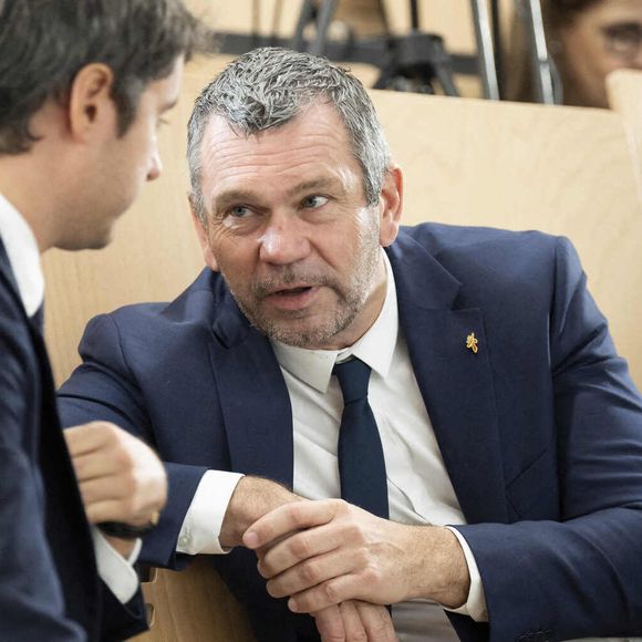 Le ministre de l'Éducation nationale Gabriel Attal et le directeur général d'Intermarché Thierry Cotillard lors du lancement de la mobilisation générale du monde de l'entreprise en faveur des stages de seconde à Pierrefitte-sur-Seine près de Paris le 30 novembre 2023 Photo par Eliot Blondet/ABACAPRESS.COM