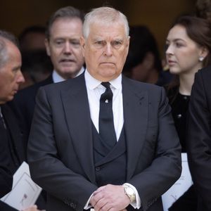 Des décisions radicales ont dû être prises par le roi Charles III.

Le prince Andrew, empêtré dans des scandales, renonce à son titre royal et ses honneurs. © Dana Press / Bestimage