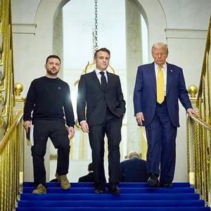 Le président français Emmanuel Macron recoit le président américain élu Donald Trump et le président ukrainien Volodymyr Zelenskiy au palais de l'Élysée après une réunion trilatérale dans le cadre des cérémonies de réouverture de la cathédrale Notre-Dame de Paris, cinq ans et demi après l'incendie, à Paris, France, le 7 décembre 2024. © Ukraine Presidency via Bestimage