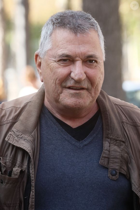 Et d'ajouter : "Je suis malheureusement contraint d'annuler mes deux prochaines représentations prévues ce jour à Chaumont et demain à Villers-le-Lac". 

Exclusif - Jean-Marie Bigard - Arrivées à l'enregistrement de l'émission "Vivement Dimanche" présentée par M. Drucker et qui sera diffusée le 8 octobre 2023 sur France 3, au studio Gabriel à Paris, France, le 03 octobre 2023. © Christophe Clovis / Bestimage