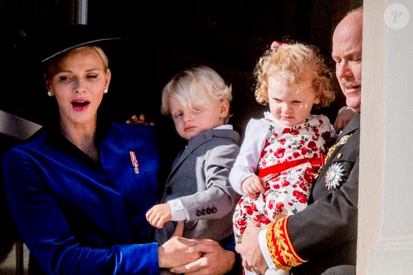 La princesse Charlène et le prince Albert II de Monaco avec leurs enfants, le prince Jacques et la princesse Gabriella, sur le balcon du Palais Princier, après les célébrations de la fête nationale de Monaco, à Monaco, le 19 novembre 2017. Photo by Robin Utrecht/ABACAPRESS.COM