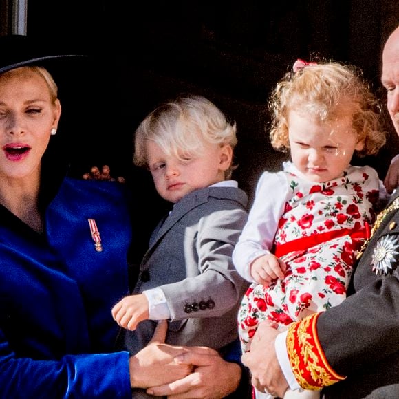 La princesse Charlène et le prince Albert II de Monaco avec leurs enfants, le prince Jacques et la princesse Gabriella, sur le balcon du Palais Princier, après les célébrations de la fête nationale de Monaco, à Monaco, le 19 novembre 2017. Photo by Robin Utrecht/ABACAPRESS.COM