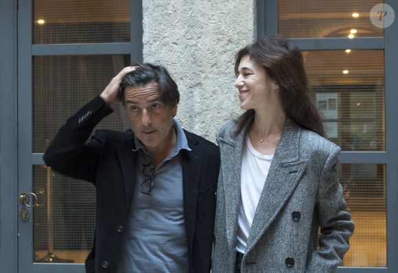 Yvan Attal et sa compagne Charlotte Gainsbourg lors d'une rencontre presse à Lyon, France, le 30 septembre 2019. © Sandrine Thesillat/Panoramic/Bestimage