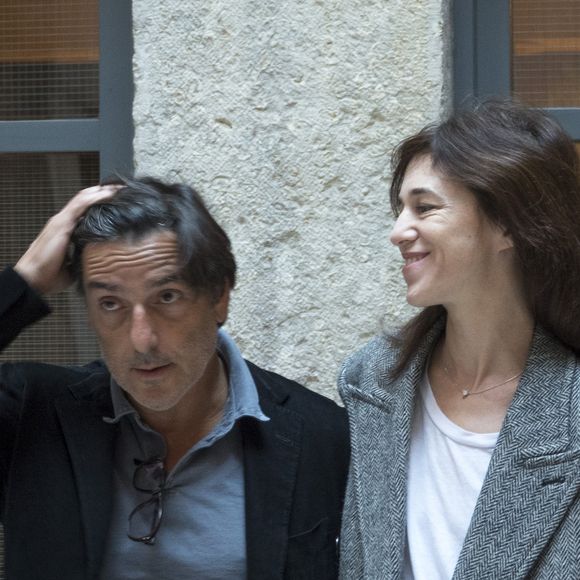 Yvan Attal et sa compagne Charlotte Gainsbourg lors d'une rencontre presse à Lyon, France, le 30 septembre 2019. © Sandrine Thesillat/Panoramic/Bestimage