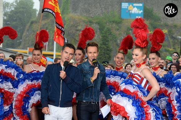 Laurent Luyat et Cyril Féraud sur le départ de la deuxième étape de la 103ème édition de la course cycliste du tour de France avec les danseuses du Moulin-Rouge le 3 juillet 2016 entre Saint-Lo et Cherbourg-en-Cotentin, en Normandie le 3 juillet 2016. . © Coadic Guirec / Bestimage