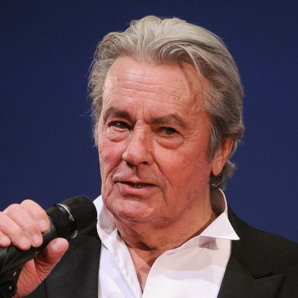 sur le droit moral de son père 

Alain Delon a assiste à la premiere de la comédie lyrique  "Happy New Year, Moms" à Moscou. Le 19 décembre 2012
©ITAR TASS / BESTIMAGE