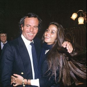 Vaitiare Bandera, ancienne compagne de Julio Iglesias au début des années 1980, a été la première à évoquer publiquement des comportements abusifs du chanteur, comme le rapporte Madame Figaro.

Archives – Julio Iglesias et son amie Vaitiare Bandera à Paris. RINDOFF-PATERSON / BESTIMAGE