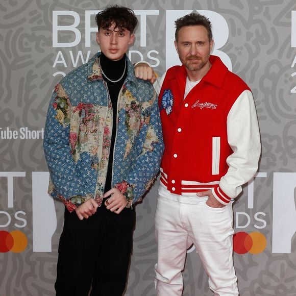 "Il va être jugé deux fois plus qu’un inconnu. Il doit être bon tout de suite, pas le choix. Je lui ai dit : ‘Je te laisse tous ou quatre ans pour décoller’", affirme-t-elle.

David Guetta et son fils Elvis au photocall de la cérémonie des Brit Awards 2023 à l'O2 Arena à Londres le 11 février 2023.

Photo : Backgrid UK/ Bestimage
