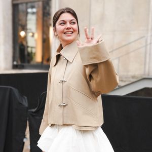 Pour la cérémonie civile, la chanteuse a notamment cassé les codes traditionnels avec une allure audacieuse. Elle portait une création signée Christopher Esber, twistée avec une paire de lunettes noires pour un style résolument rock et pointu.

Louane attending the Patou Fall/Winter 2026-2027 show as part of Paris Fashion Week on January 25, 2026 in Paris, France.
© Lucia Sabatelli