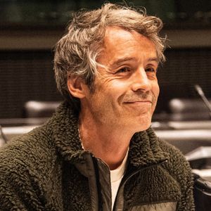 Yann Barthés - Le présentateur de l'émission Quotidien, est auditionné par la commission d'enquête sur les fréquences TNT, à la demande du Rassemblement national à Paris le 27 mars 2024. L’émission, qui réunit deux millions de téléspectateurs sur TMC chaque jour, pourrait faillir à une recommandation de l’Autorité de régulation de la communication audiovisuelle et numérique (Arcom) : celle du pluralisme politique à l’antenne.