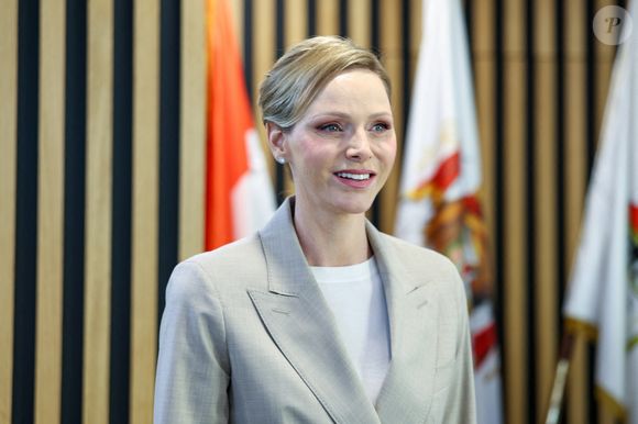 La princesse Charlène de Monaco, accompagnée de son frère Gareth Wittstock, participe à la présentation de la brigade canine au siège de la Direction de la Sûreté Publique à Monaco, le 27 octobre 2025. En présence d'Eric Arella, contrôleur en charge de la direction de la Sûreté publique. © Claudia Albuquerque/Bestimage