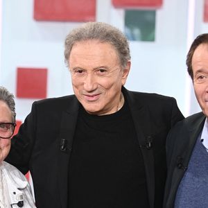 Exclusif - Ghislaine Villeret, Michel Drucker et Daniel Russo - Enregistrement de l'émission Vivement dimanche en hommage à Jacques Villeret au studio Rive Gauche , présentée par Michel Drucker . Diffusion sur France 3 le 29/03/2026. Photos prises le 18 mars 2026.
© Guillaume Gaffiot / Bestimage