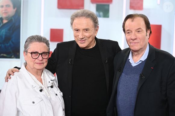 Exclusif - Ghislaine Villeret, Michel Drucker et Daniel Russo - Enregistrement de l'émission Vivement dimanche en hommage à Jacques Villeret au studio Rive Gauche , présentée par Michel Drucker . Diffusion sur France 3 le 29/03/2026. Photos prises le 18 mars 2026.
© Guillaume Gaffiot / Bestimage
