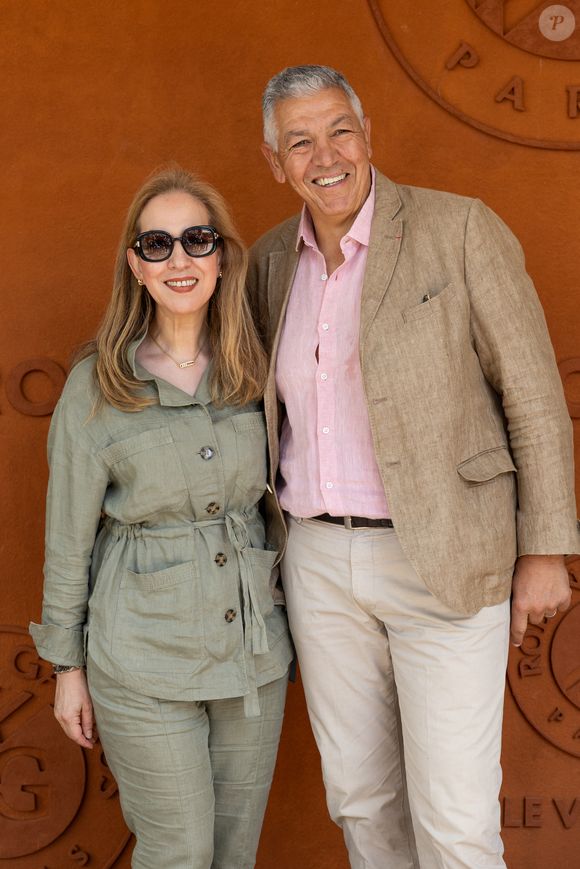 Abdelatif Benazzi et sa femme au village lors des Internationaux de France de Tennis de Roland Garros 2026. Paris, le 1er juin 2026. © Jacovides / Moreau / Bestimage