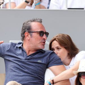Jean Dujardin et Nathalie Péchalat - Célébrités en tribunes des Internationaux de France de tennis de Roland Garros 2023 à Paris le 11 juin 2023. © Jacovides-Moreau/Bestimage