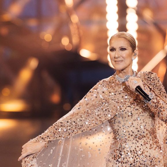 Malgré cela, la chanteuse est parvenue à se produire sur la Tour Eiffel lors de la cérémonie d'ouverture des Jeux Olympiques de Paris 2024 et lors d'un show pour Elie Saab
Concert de Celine Dion au défilé anniversaire Elie Saab "1001 Seasons of Elie Saab" à l'espace "The Venue" à Riyad, Arabie saoudite le 13 novembre 2024.
© Tiziano Da Silva / Bestimage