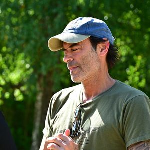 Exclusif - Un an jour pour jour après le décès d'Alain Delon, son fils Anthony (avec Loubo, le berger belge de son père) lui a rendu hommage au domaine familial de Douchy dans le Loiret, France, le 18 août 2025. © Christian Liewig/Bestimage