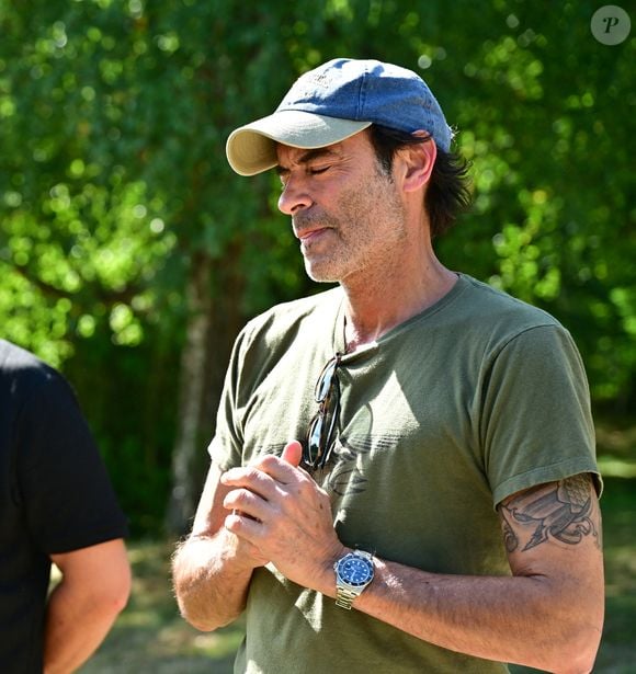 Exclusif - Un an jour pour jour après le décès d'Alain Delon, son fils Anthony (avec Loubo, le berger belge de son père) lui a rendu hommage au domaine familial de Douchy dans le Loiret, France, le 18 août 2025. © Christian Liewig/Bestimage
