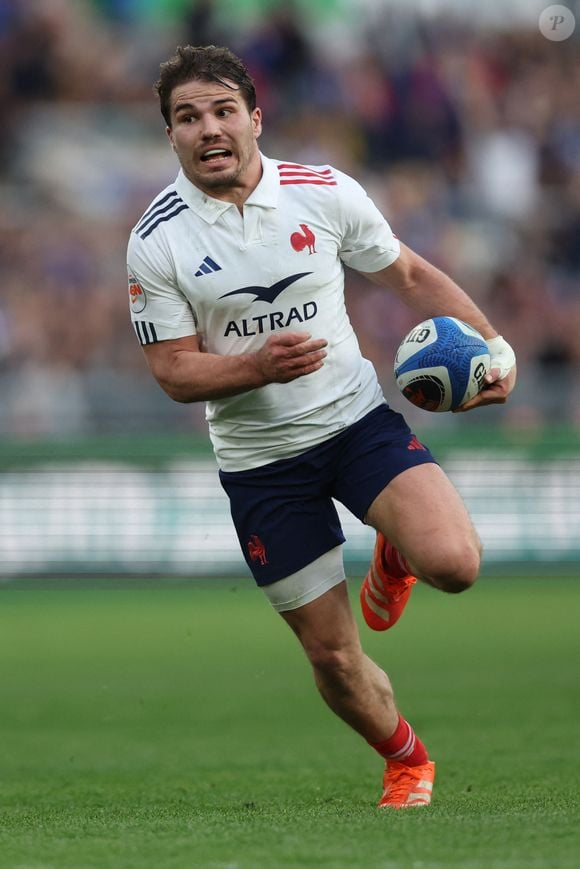Ce samedi 8 mars 2025 à Dublin alors que le célèbre rugbyman disputait un match contre l'Irlande, il s'est grièvement blessé au genou. Terrassé par la douleur, le numéro 9 est resté au sol avant de quitter le terrain en boitant épaulé par le staff médical.

23 février 2025, Rome, Italie, Italie : Rome, Italie - 23.02.2025 : Antoine Dupont (France) court avec le ballon pour marquer un essai lors du match Guinness Six Nations 2025 entre l'Italie et la France au Stade Olympique. (Image de crédit : © Marco Iacobucci/LiveMedia/IPA via ZUMA Press)