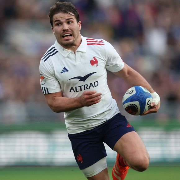 Ce samedi 8 mars 2025 à Dublin alors que le célèbre rugbyman disputait un match contre l'Irlande, il s'est grièvement blessé au genou. Terrassé par la douleur, le numéro 9 est resté au sol avant de quitter le terrain en boitant épaulé par le staff médical.

23 février 2025, Rome, Italie, Italie : Rome, Italie - 23.02.2025 : Antoine Dupont (France) court avec le ballon pour marquer un essai lors du match Guinness Six Nations 2025 entre l'Italie et la France au Stade Olympique. (Image de crédit : © Marco Iacobucci/LiveMedia/IPA via ZUMA Press)