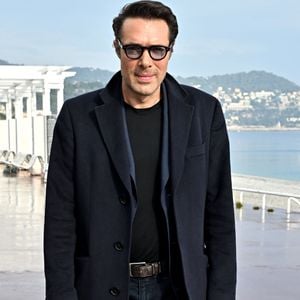 Nicolas Bedos lors d'un photocall en extérieur du film "Mascarade" lors de la 4ème édition du festival Cinéroman à Nice le 8 octobre 2022.

© Bruno Bebert / Bestimage
