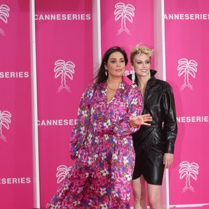 Lola Dewaere et Sara Mortensen au photocall de la cérémonie d'ouverture de la 5ème saison du festival International des Séries "Canneseries" à Cannes, France, le 1er avril 2022. © Denis Guignebourg/BestImage
