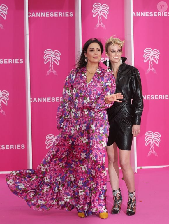 Lola Dewaere et Sara Mortensen au photocall de la cérémonie d'ouverture de la 5ème saison du festival International des Séries "Canneseries" à Cannes, France, le 1er avril 2022. © Denis Guignebourg/BestImage