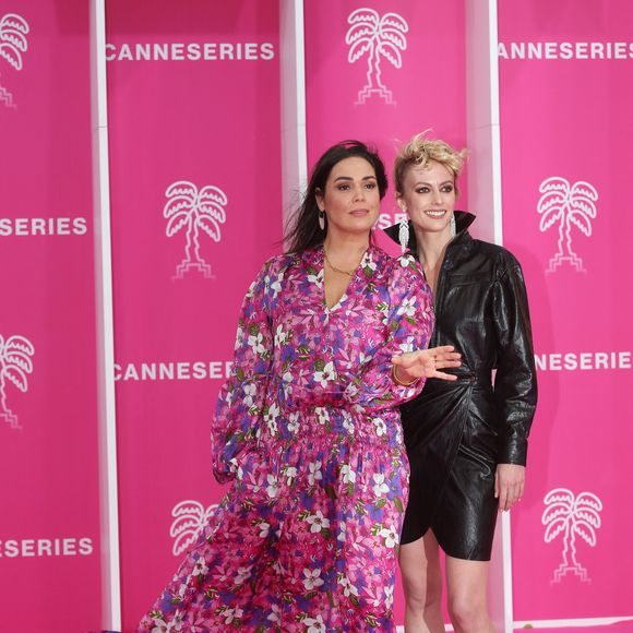Lola Dewaere et Sara Mortensen au photocall de la cérémonie d'ouverture de la 5ème saison du festival International des Séries "Canneseries" à Cannes, France, le 1er avril 2022. © Denis Guignebourg/BestImage