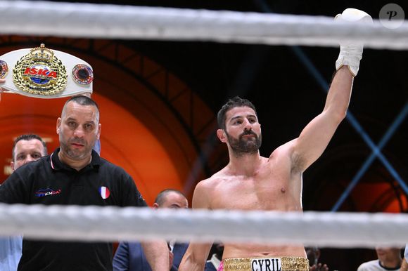 Cyril Benzaquen remporte son combat lors de son Championnat du monde de Kickboxing 2026 au Grand Palais, à Paris, France, le 30 avril 2026. © Rachid Bellak/Bestimage