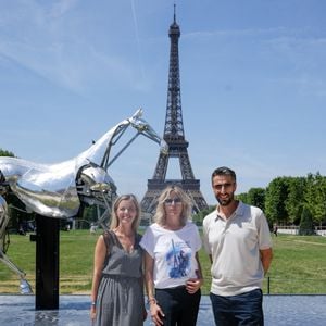 Exclusif - Audrey Duval, Virginie Coupérie-Eiffel, Tony Estanguet posent devant le cheval métallique Zeus lors de la 12ème édition du Paris Eiffel Jumping au pied de la Tour Eiffel sur le Champ-de-Mars à Paris, France le 21 juin 2026
© Tiphaine Lebely / Bestimage