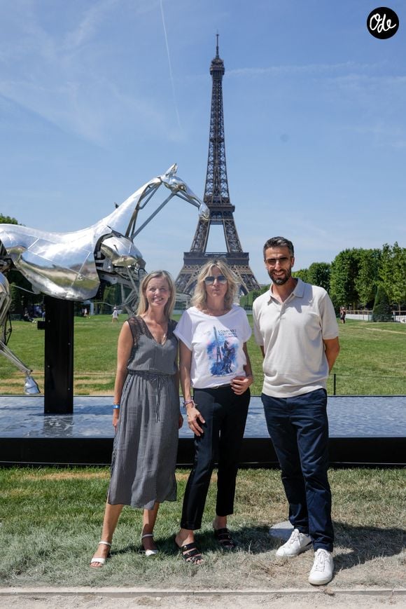 Exclusif - Audrey Duval, Virginie Coupérie-Eiffel, Tony Estanguet posent devant  le cheval métallique Zeus lors de la 12ème édition du Paris Eiffel Jumping au pied de la Tour Eiffel sur le Champ-de-Mars à Paris, France le 21 juin 2026

© Tiphaine Lebely / Bestimage