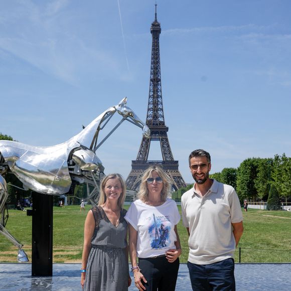 Exclusif - Audrey Duval, Virginie Coupérie-Eiffel, Tony Estanguet posent devant  le cheval métallique Zeus lors de la 12ème édition du Paris Eiffel Jumping au pied de la Tour Eiffel sur le Champ-de-Mars à Paris, France le 21 juin 2026

© Tiphaine Lebely / Bestimage