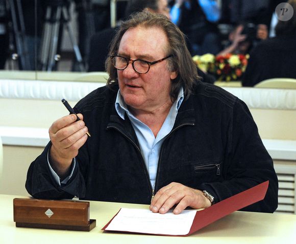 Gerard Depardieu montre fierement son passeport de citoyen Russe lors de sa visite a Saransk. Il aura pour adresse d'enregistrement la "rue de la Democratie". Le 23 février 2013
ITAR TASS / BESTIMAGE