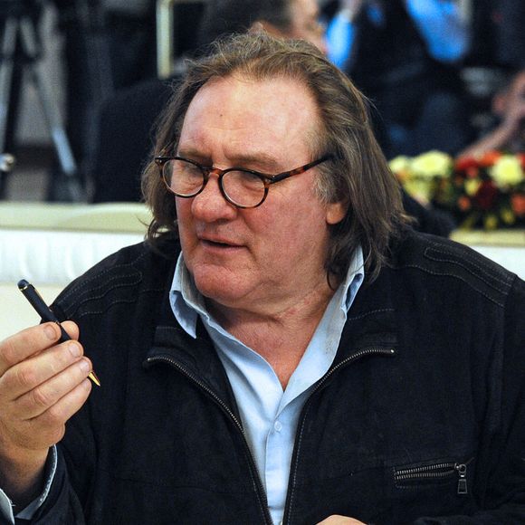 Gerard Depardieu montre fierement son passeport de citoyen Russe lors de sa visite a Saransk. Il aura pour adresse d'enregistrement la "rue de la Democratie". Le 23 février 2013
ITAR TASS / BESTIMAGE
