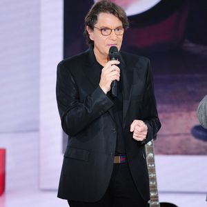 Francis Cabrel se produit lors d'une émission de télévision à Paris, en France, le 28 octobre 2015. Photo : JLPPA/ABACA ABACAPRESS.COM