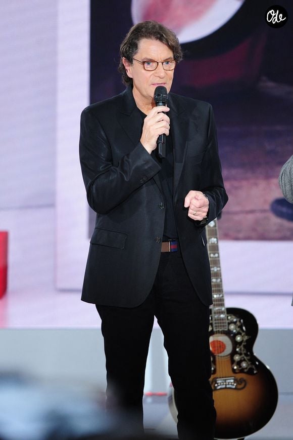 Francis Cabrel se produit lors d'une émission de télévision à Paris, en France, le 28 octobre 2015. Photo : JLPPA/ABACA ABACAPRESS.COM