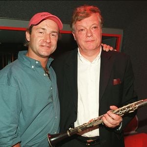 Vincent Lagaf et l'animateur Fabrice sur RTL à Paris, le 30/06/2000. Crédit Jean-Jacques Datchary/Abaca