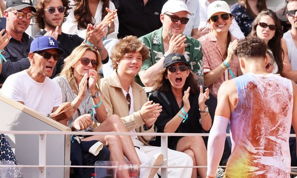 Sarah Poniatowski (Lavoine) avec son compagnon Roschdy Zem et son fils Roman dans les tribunes lors des Internationaux de France de Tennis de Roland Garros 2025. Paris, le 1er Juin 2025. © Dominique Jacovides/Bestimage