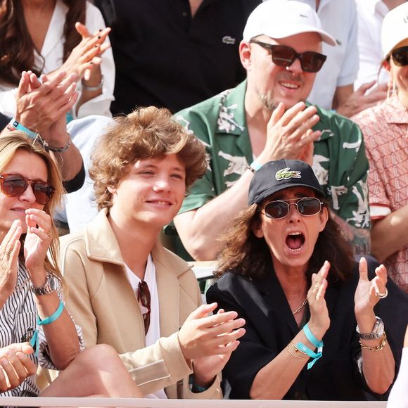 Sarah Poniatowski (Lavoine) avec son compagnon Roschdy Zem et son fils Roman dans les tribunes lors des Internationaux de France de Tennis de Roland Garros 2025. Paris, le 1er Juin 2025. © Dominique Jacovides/Bestimage