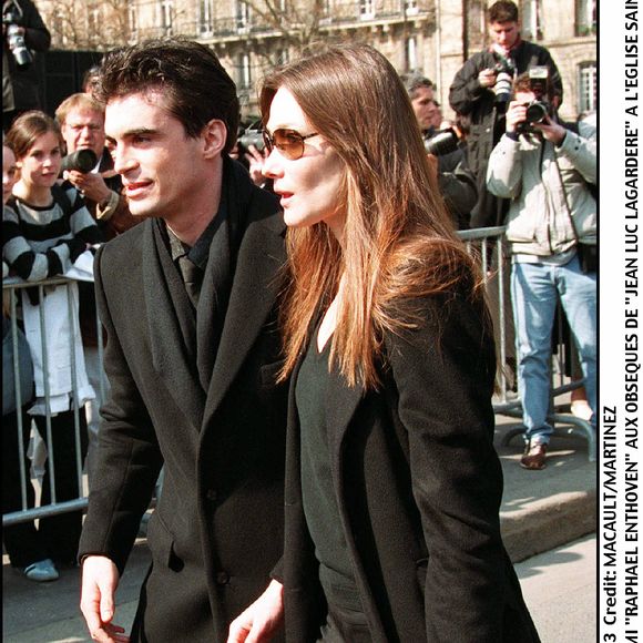 Carla Bruni et Raphaël Enthoven à Paris en 2003
©MACAULT-MARTINEZ / BESTIMAGE