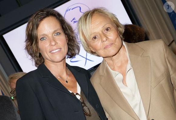 Installées depuis peu dans la région où elles passent la moitié de leur temps, elles ont ainsi investi dans un établissement baptisé La Cantine de Jo situé rue Alexandre-Mari. 

Anne Le Nen et sa femme Muriel Robin lors de la remise du prix "Fonds de dotation Line Renaud-Loulou Gasté" pour la recherche médicale à la Maison de la Recherche à Paris le 25 novembre 2024. © Coadic Guirec/Bestimage