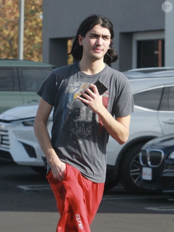 Exclusif Calabasas, CA, 3 février 2025. Bigi Jackson se rend au Sharky's Woodfire Mexican Grill pour commander un plat à emporter à Calabasas. Le fils de Michael Jackson, âgé de 22 ans, portait un t-shirt Star Wars, un short de basket rouge et des baskets Nike. © Backgrid USA / Bestimage